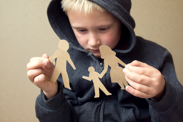 Отказ отца или матери от родительских прав добровольно - можно ли отказаться от ребенка по закону?
